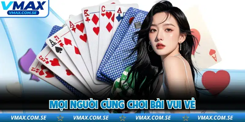 Mọi người cùng chơi bài vui vẻ